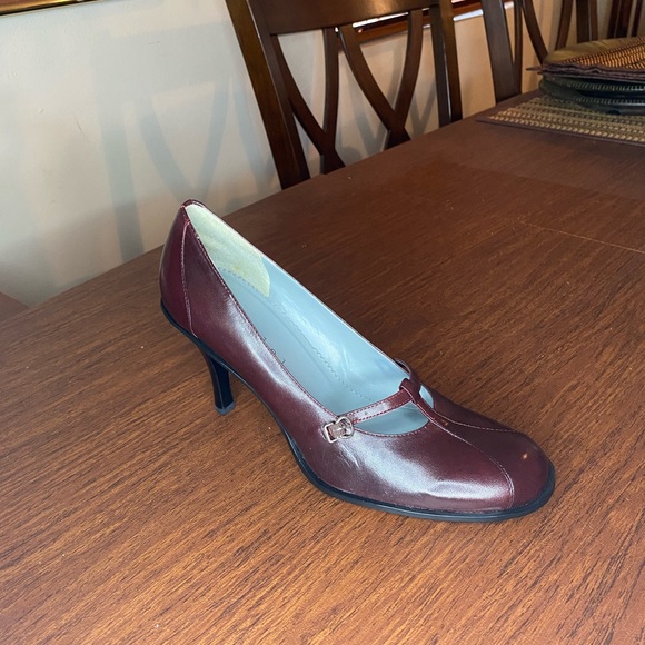 Leather Pumps - Picture 2 of 2